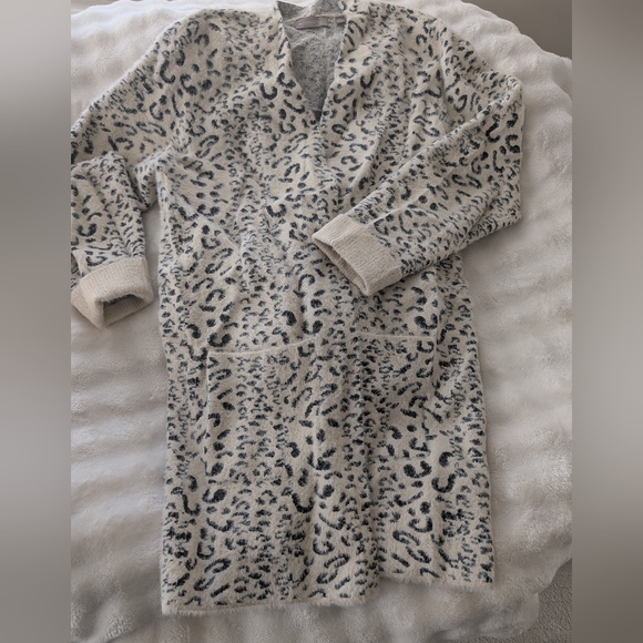 Women's Leopard Print Sweater - Picture 3 of 6